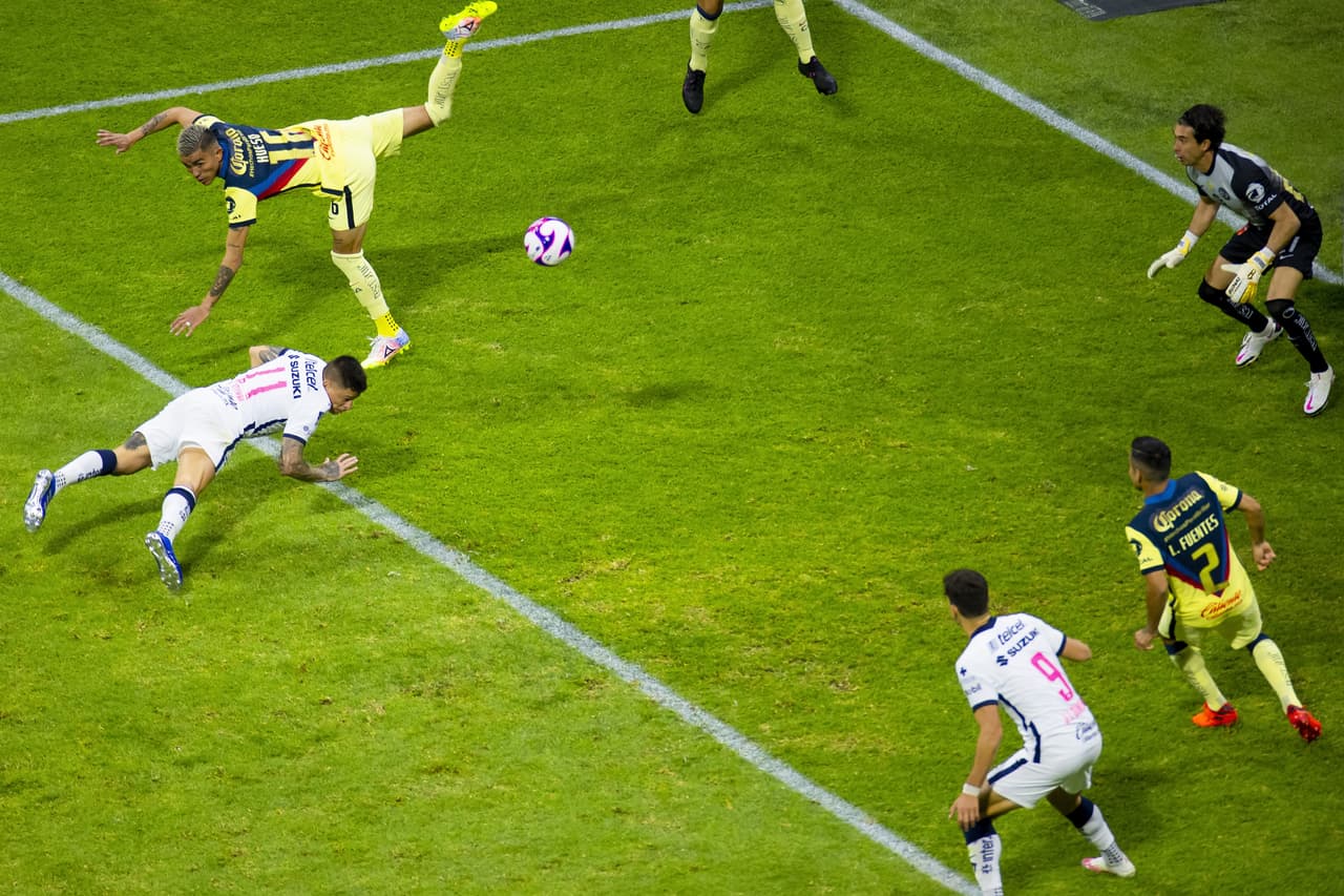 Iturbe recibió una diagonal matona para rematar de palomita frente al arco.