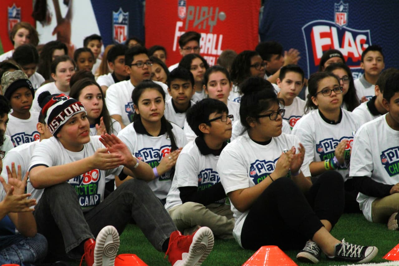 Anthony Muñoz, miembro del Salón de la Fama desde 1998, compartió su experiencia con niños y jóvenes de Houston en el lunes previo al Super Bowl LI.