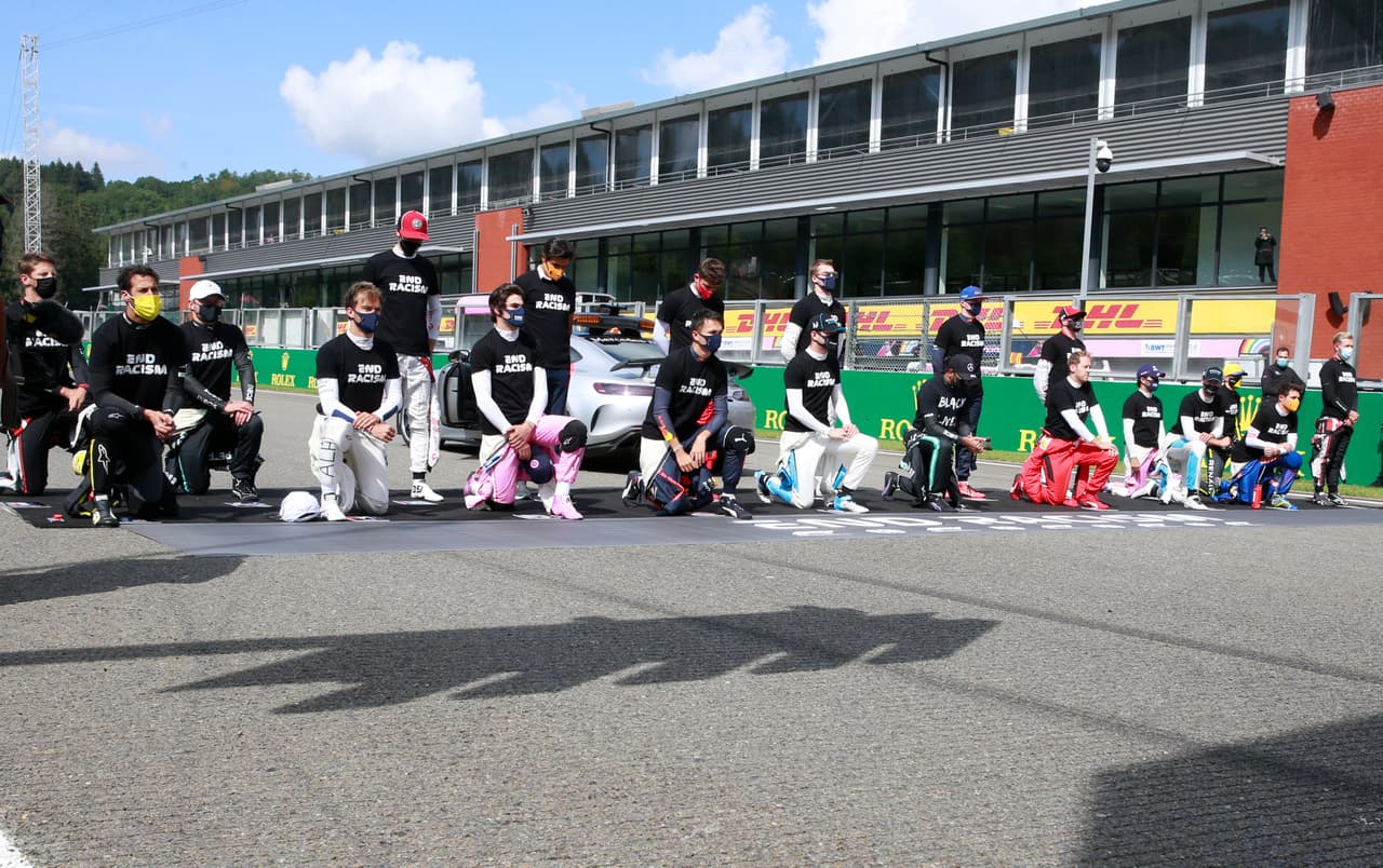 Todos los pilotos arrodillados apoyando al movimiento Black Lives Matter.