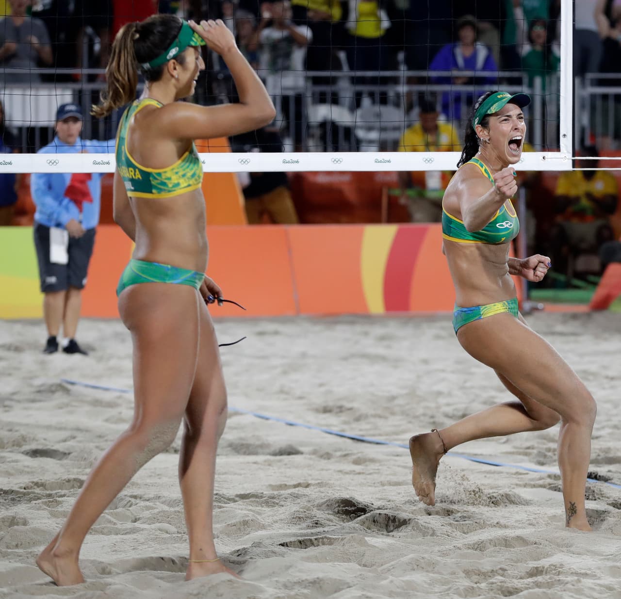 La pareja brasileña de voleibol de playa femenino, Ágatha Bednarczuk y Bárbara Seixas de Freitas vencieron en dos sets a las estadounidenses April Ross y Kerri Walsh-Jennings por 22-20 y 21-18.
