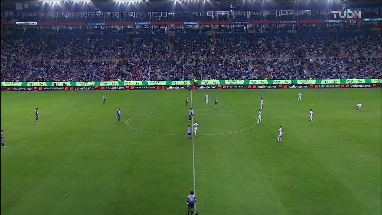 Arranca el partido y la pelota está en juego.