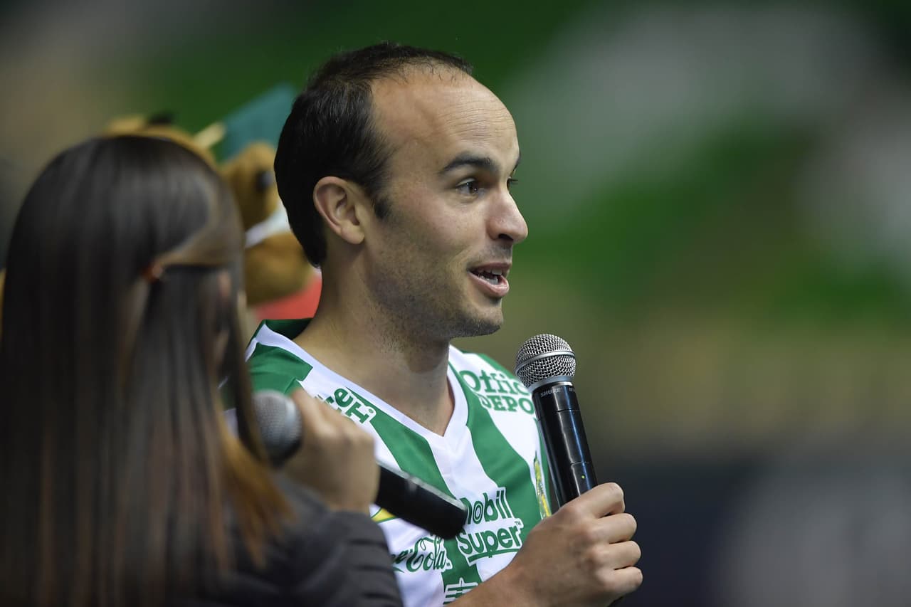 El jugador estadounidense tuvo una cálida bienvenida ante cuatro mil aficionados presentes en el Nou Camp. Allí aseguró que llega al equipo a jugar fútbol y a "ser campeón". Además de ratificar que "no cree en los muros" y que él empezó a jugar al fútbol con mexicanos, por lo tanto jugar en México "es un sueño".