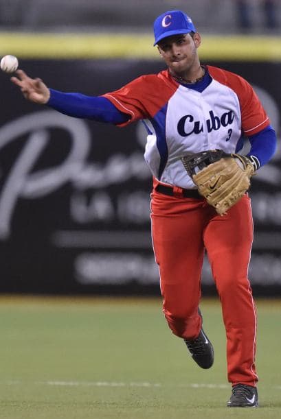 En la novena entrada, con dos hombres fuera, un manifestante se tiró al terreno de juego con una pancarta que leía "Emilia vive" y empezó a gritar "Abajo Castro".