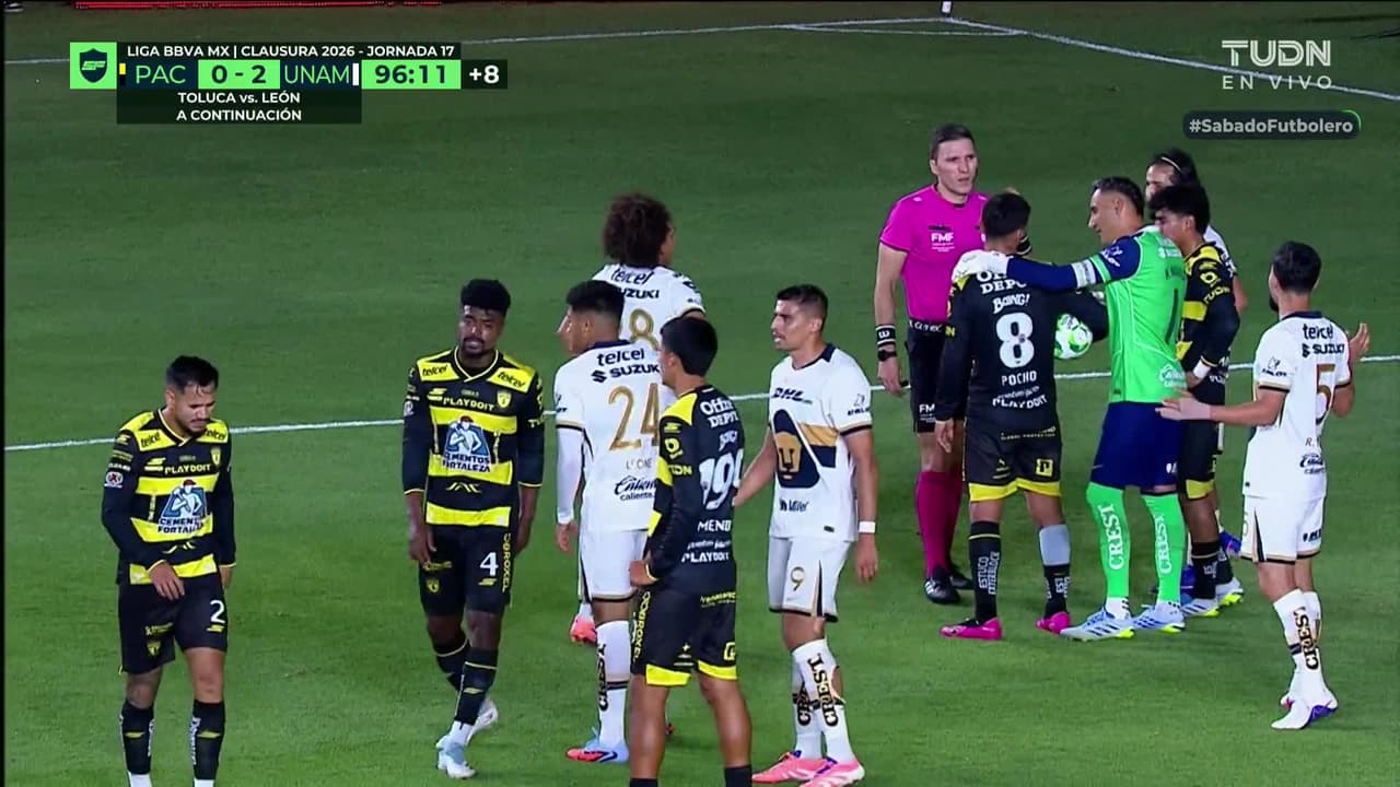 Arranca el partido y la pelota está en juego.