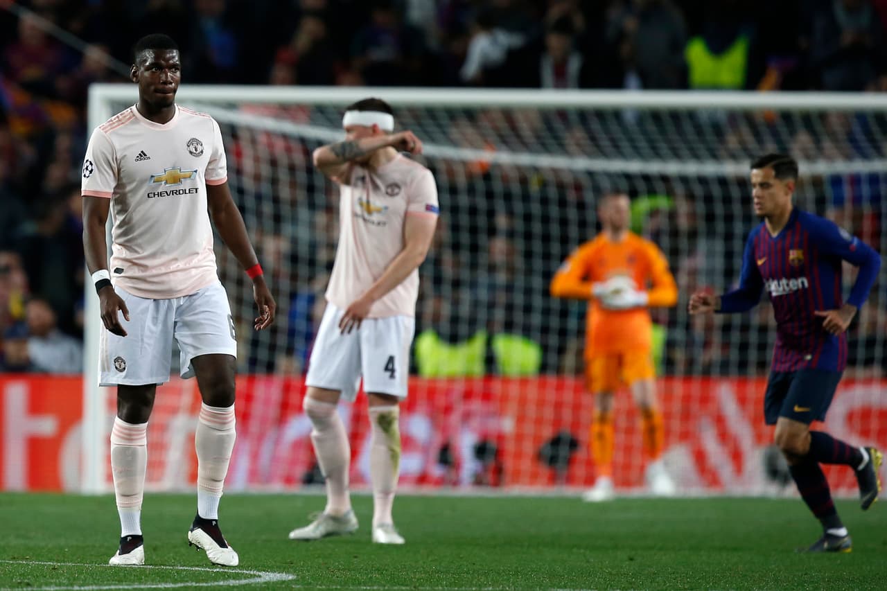 La expresión de uno de los líderes del Manchesster United, el francés Paul Pogba, era más que elocuente con lo que estaba viviendo el equipo inglés.Con esa pesada losa se fueron al descanso.