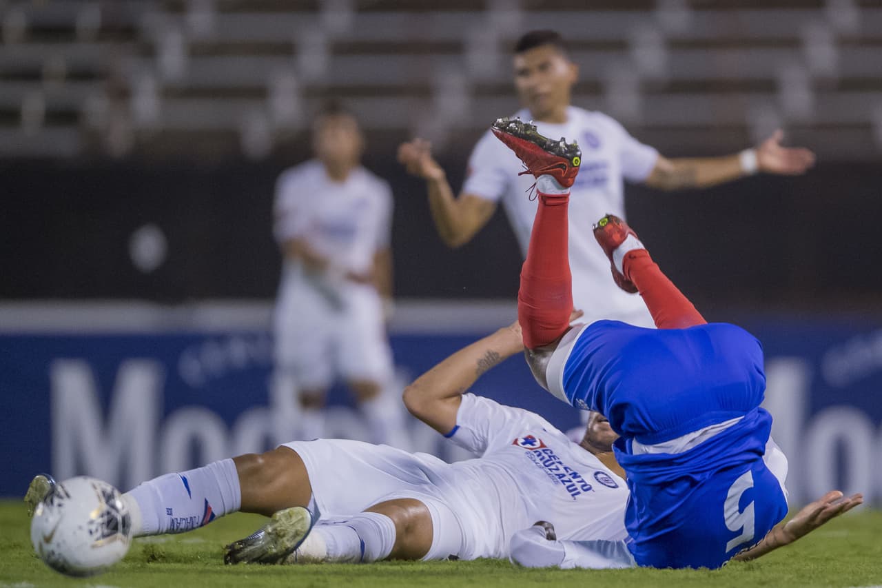 Ryan Wellington recibe una falta peligrosa ya que si el jugador de Cruz Azul no lo bajaba probablemente hubiera anotado el 1-0.