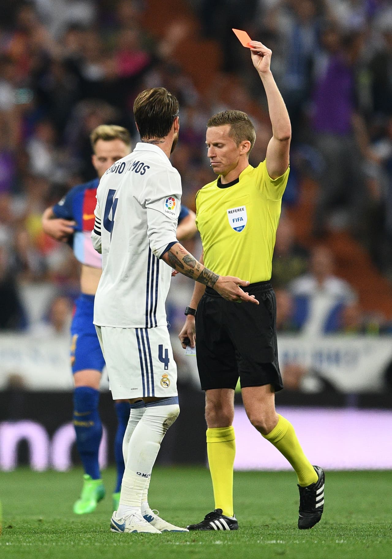 Con diez jugadores, el Real Madrid estaba expuesto a verse superado numéricamente en cualquier contragolpe.