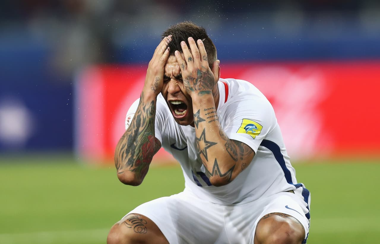 El primer uso del VAR en la Copa Confederaciones fue durante el partido de Chile contra Camerún, en la anulación del gol de Eduardo Vargas.
