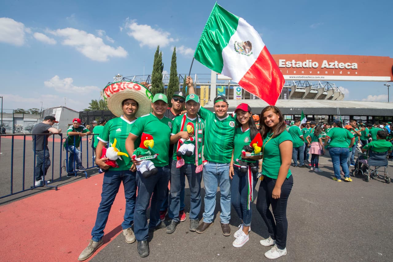 Las banderas, los atuendos típicos y el verde, blanco y rojo se hicieron presentes en el Estadio Azteca. Como siempre, la afición mexicana respondió para apoyar a la Selección.