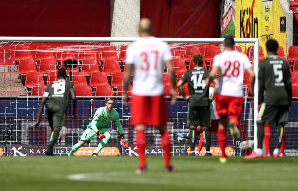 Así se vio el cobro de penal de Mark Uth que abrió el marcador para el equipo de casa apenas comenzado el encuentro.
