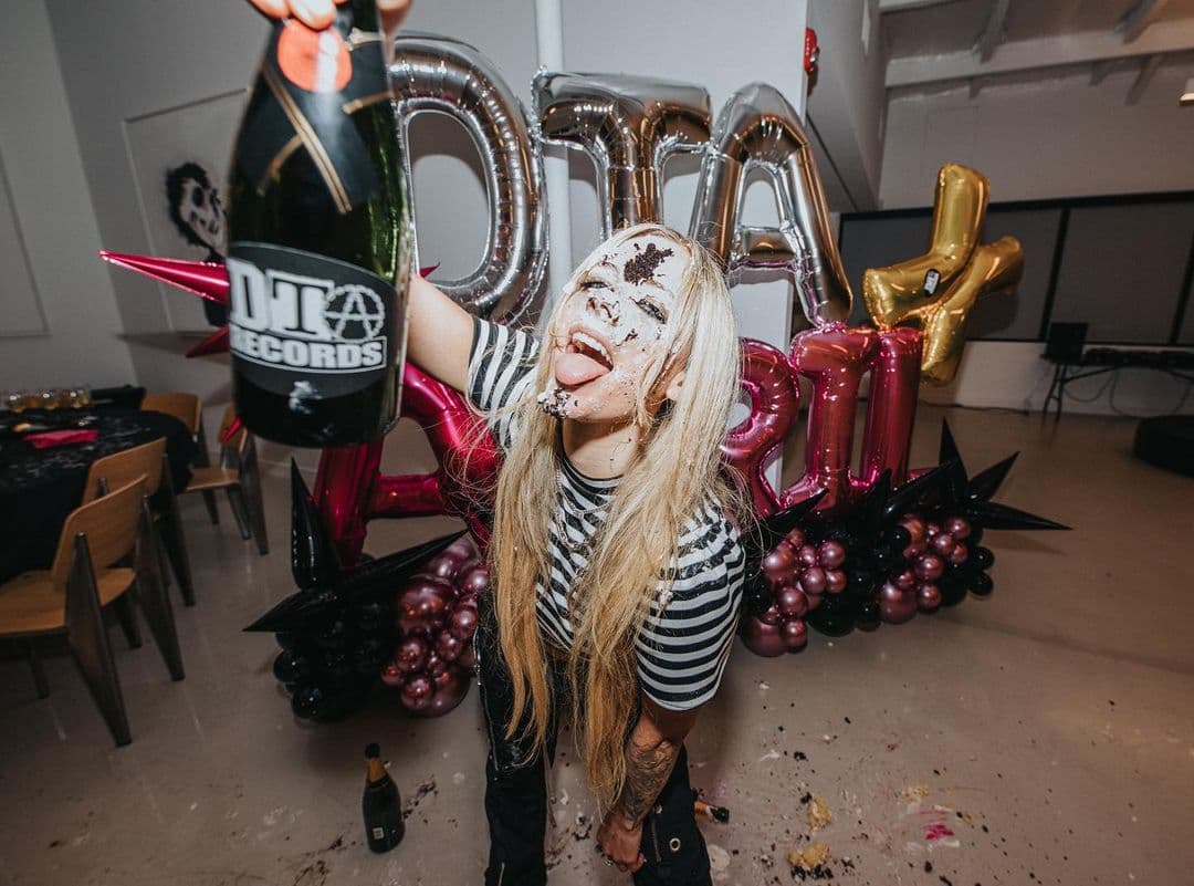 "Y nunca estaremos juntos", bromea. "Así que, cariño, puedes morderme".