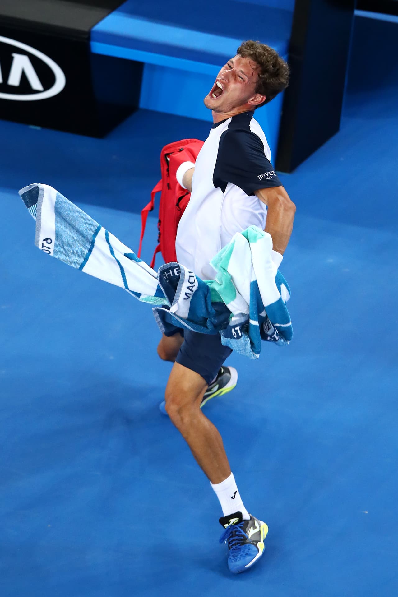 Fue allí donde esa frustración reprimida se convirtió en una fuerza para lanzar lejos su propia maleta.