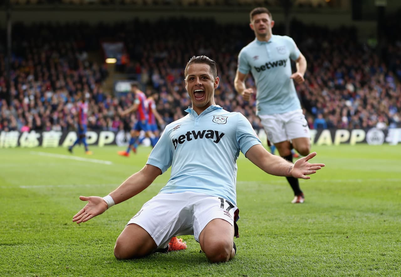 LONDON, ENGLAND - OCTOBER 28: Javier Hernandez of West Ham United celebrates scoring his sides first goal during the Premier League match between Crystal Palace and West Ham United at Selhurst Park on October 28, 2017 in London, England. (Photo by Bryn Lennon/Getty Images)