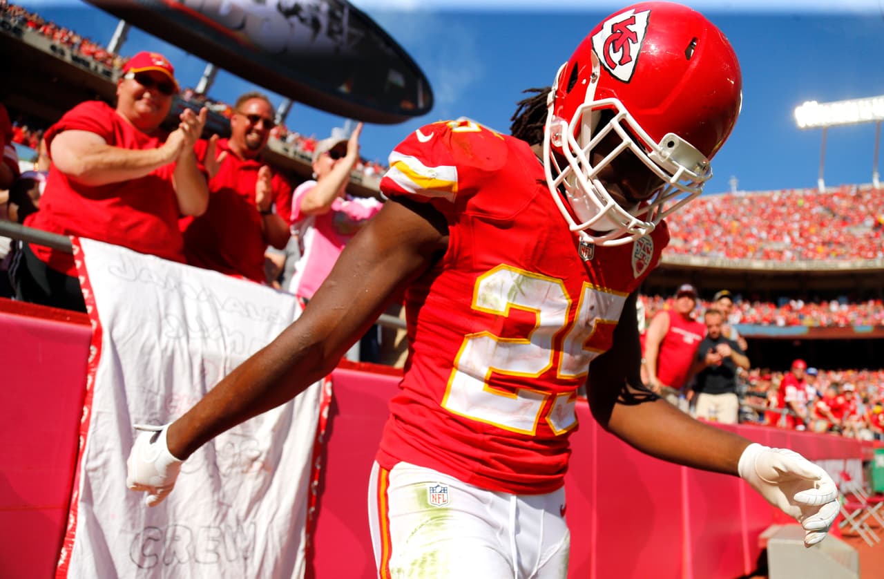 KANSAS CITY, MO - OCTOBER 26: Jamaal Charles #25 of the Kansas City Chiefs celebrates scoring a touchdown against the St. Louis Rams during the second half at Arrowhead Stadium on October 26, 2014 in Kansas City, Missouri. (Photo by Kyle Rivas/Getty Images)
