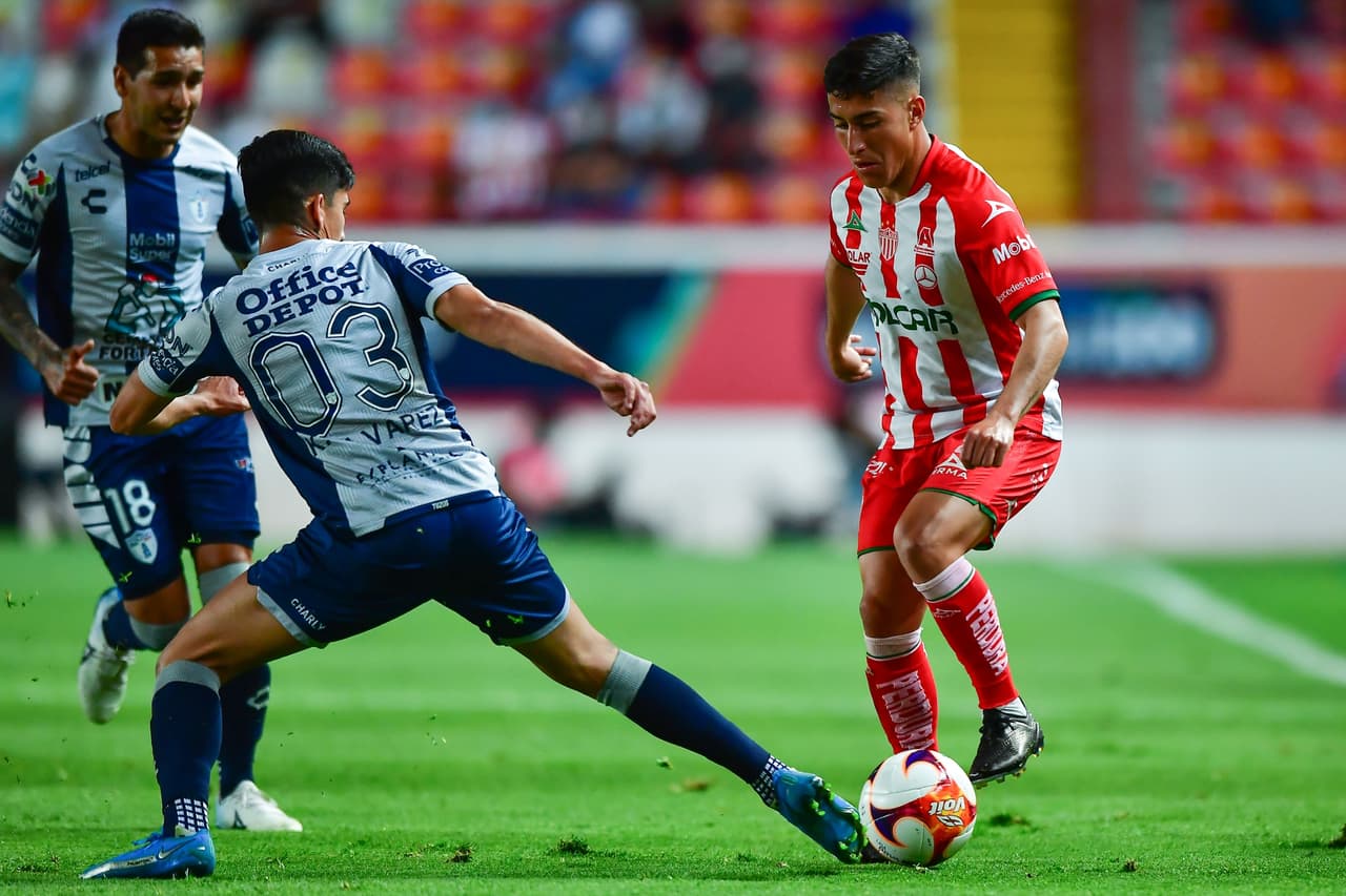 Con todo y que Luis Malagón tuvo una estupenda noche en el arco de Necaxa, Pachuca logra anotarle dos veces para empatar 2-2 en Aguascalientes. Pachuca continúa en el fondo de la tabla con cuatro unidades y Necaxa llega a la a la quinceava posición con siete puntos.