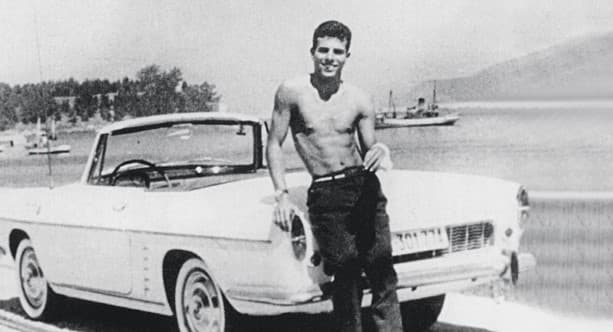 Un día antes de cumplir veinte años, de vuelta a casa tras una noche de fiesta, reventó su auto a 160 km/h contra una barrera de hormigón. El vehículo quedó partido por la mitad.