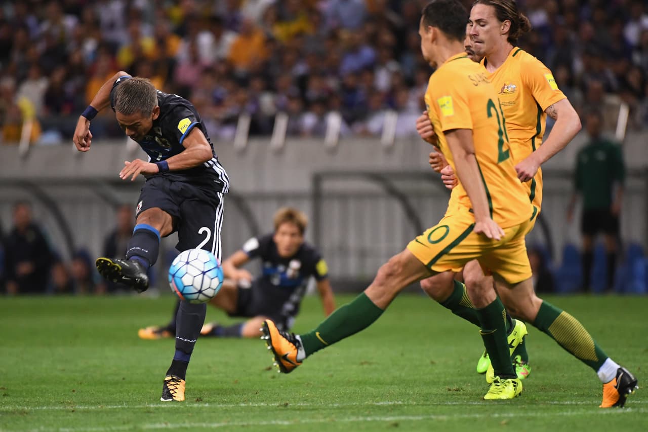 La ventaja aumentaría sobre el final del segundo tiempo. El 2-0 lo puso Yosuke Ideguchi con este remate ante la marca de los australianos.