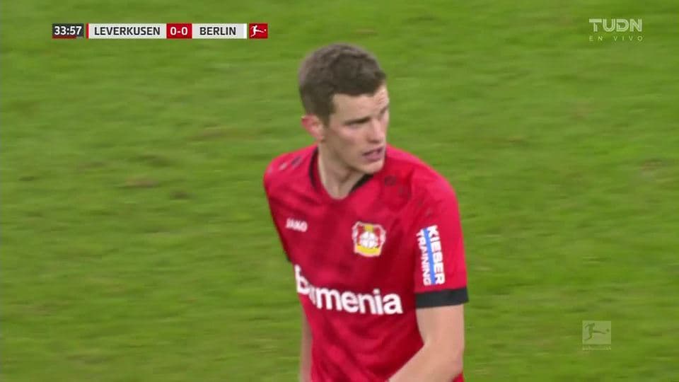 Tiro desviado de Sven Bender