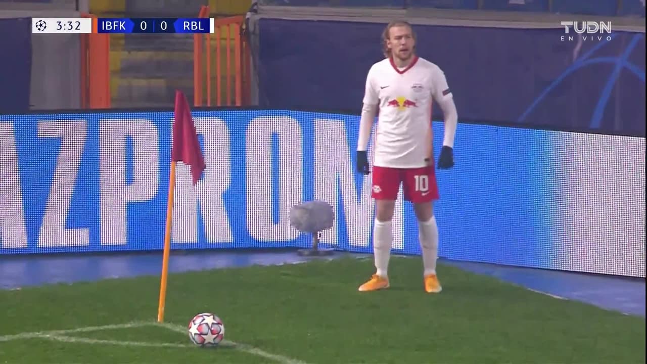 ¡TIRO ATAJADO! disparo por Nordi Mukiele.