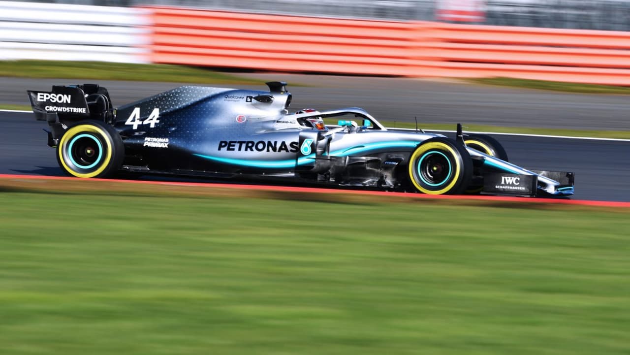 El Mercedes AMG-F1 Team se unió a la lista de los equipos que ya develaron su monoplaza para la nueva temporada de la máxima carpa del automovilismo. Sus colores plateado y azul marino siguen estando vigentes en un coche que emana elegancia y con el que Lewis Hamilton buscará retener su título de campeón mundial.
