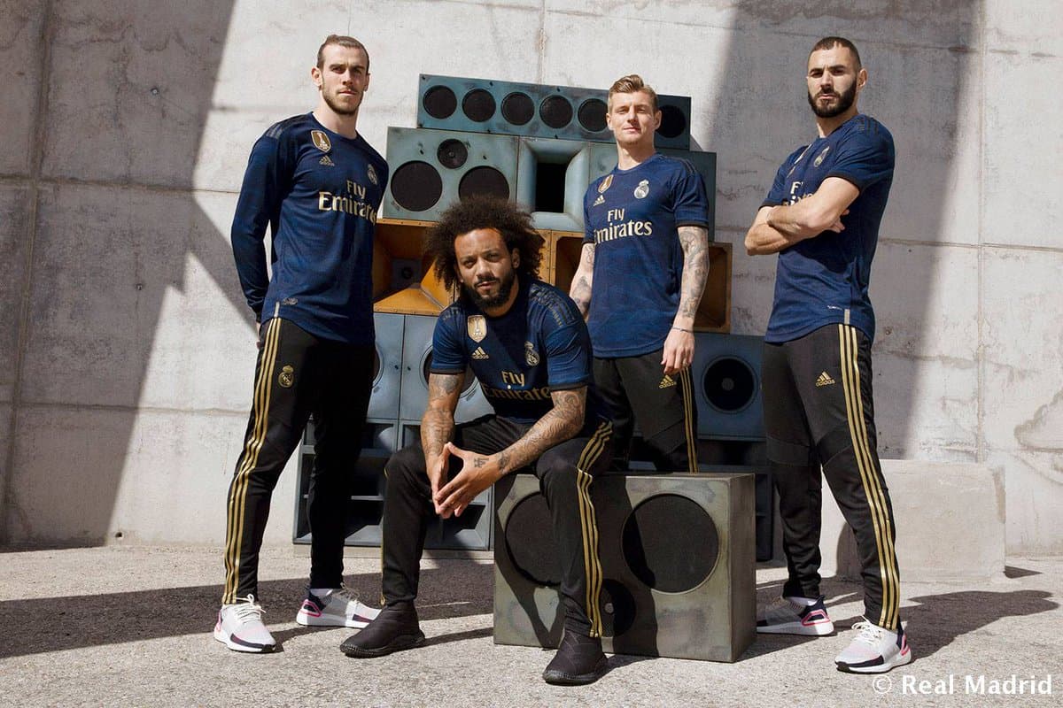 Real Madrid y Adidas han hecho el lanzamiento de su segunda equipación para la próxima temporada, así como el uniforme alterno de los porteros. Con un ambiente muy urbano y un video de los jugadores al ritmo del trap, los fanáticos madridistas conocieron esta nueva playera azul con detales dorados.