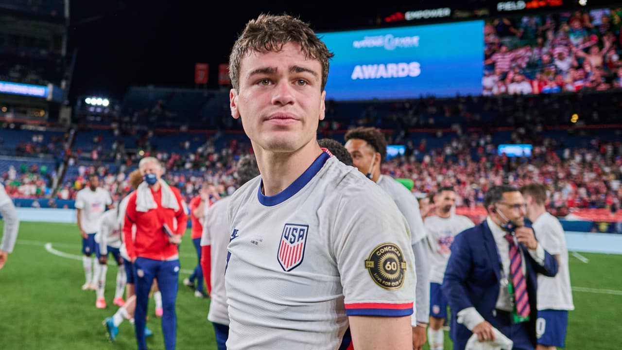 Arrestan a fan que hirió a Gio Reyna con un botellazo