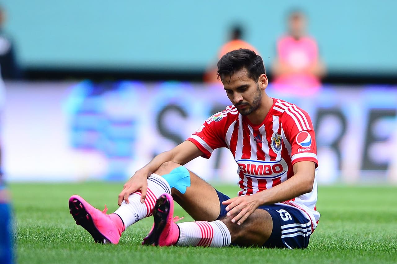 Raúl López, defensa de Chivas, cometió un grave error en su propia área que provocó que el Guadalajara ganara como local. El ‘Dedos’ López quiso salir con un ‘taconcito’ y le dio el balón a Carlos Gutiérrez quien marcó el del empate para Puebla.