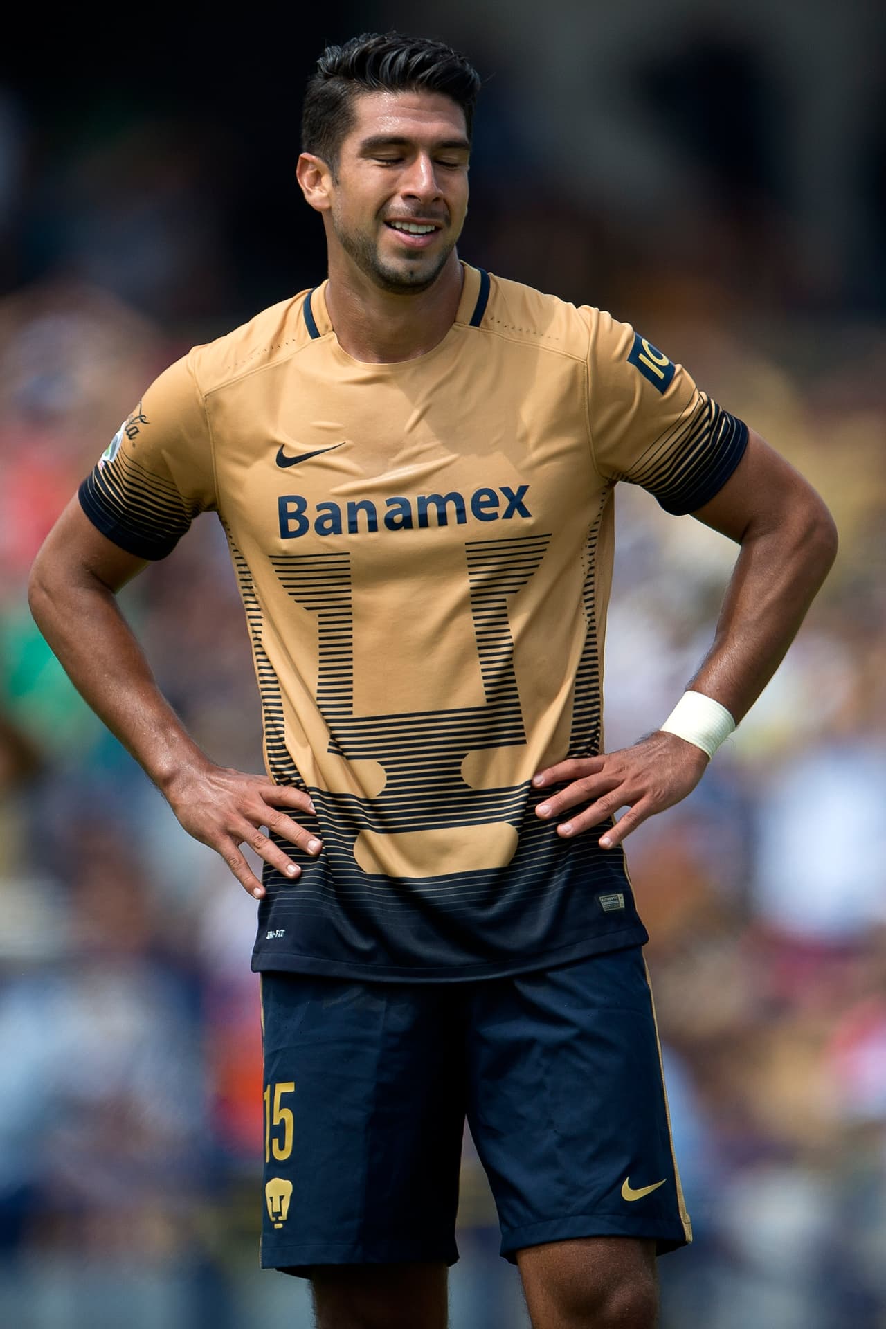 El atacante de Pumas, Eduardo Herrera, pudo consagrarse con un gol ante León pero falló inocentemente un tiro penal al quererlo meter de lujo. Para su fortuna ese penal no cambio el resultado del partido.