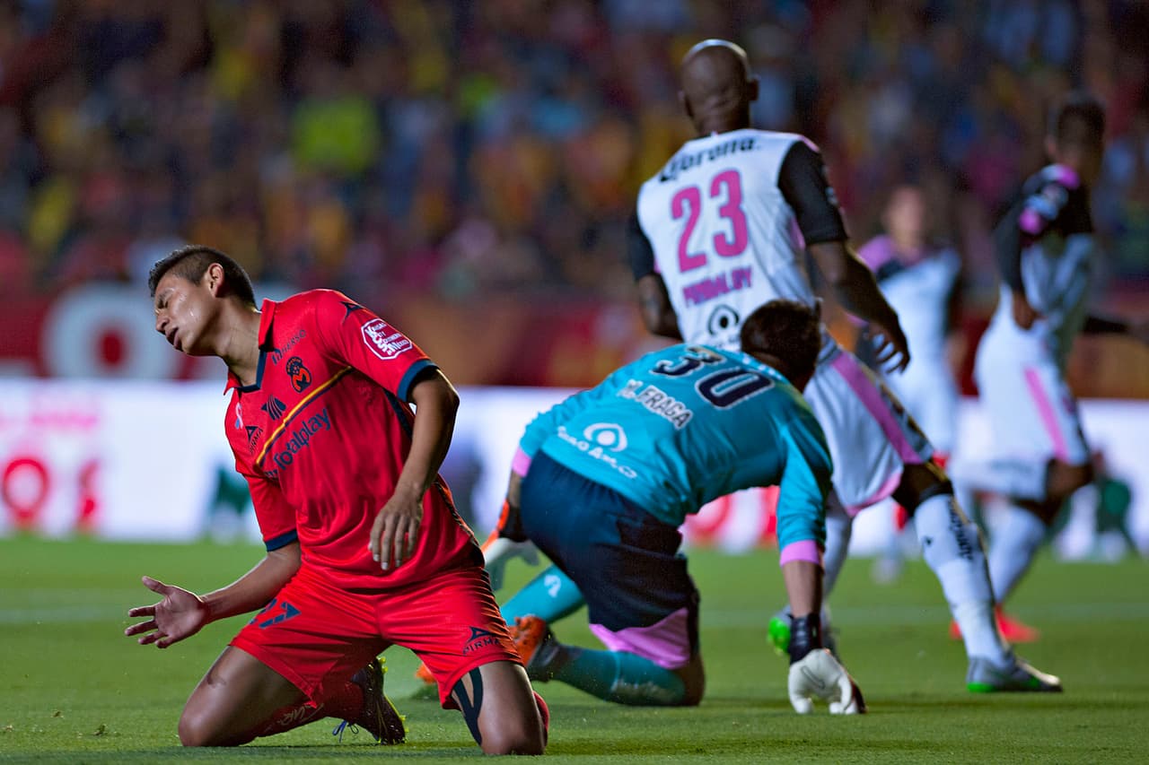 Cuando se apenas se jugaba cinco minutos del Monarcas contra Atlas, Miguel Sansores, atacante de Morelia, tuvo en sus pies el primer gol del juego pero erró un disparo solo frente al arco y un minuto después Atlas marcó el del triunfo. Así que su mal tiro perjudicó a todo el equipo.