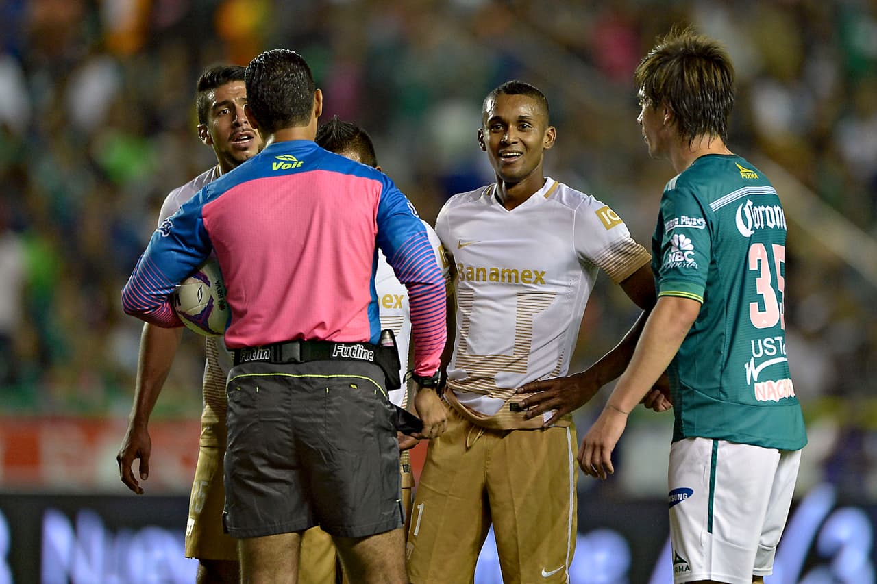 En general Fidel Martinez, mediocampista de Pumas, tuvo un aceptable juego ante León, pero se hizo expulsar tontamente en el segundo tiempo y su ausencia perjudicó por momentos a su equipo.