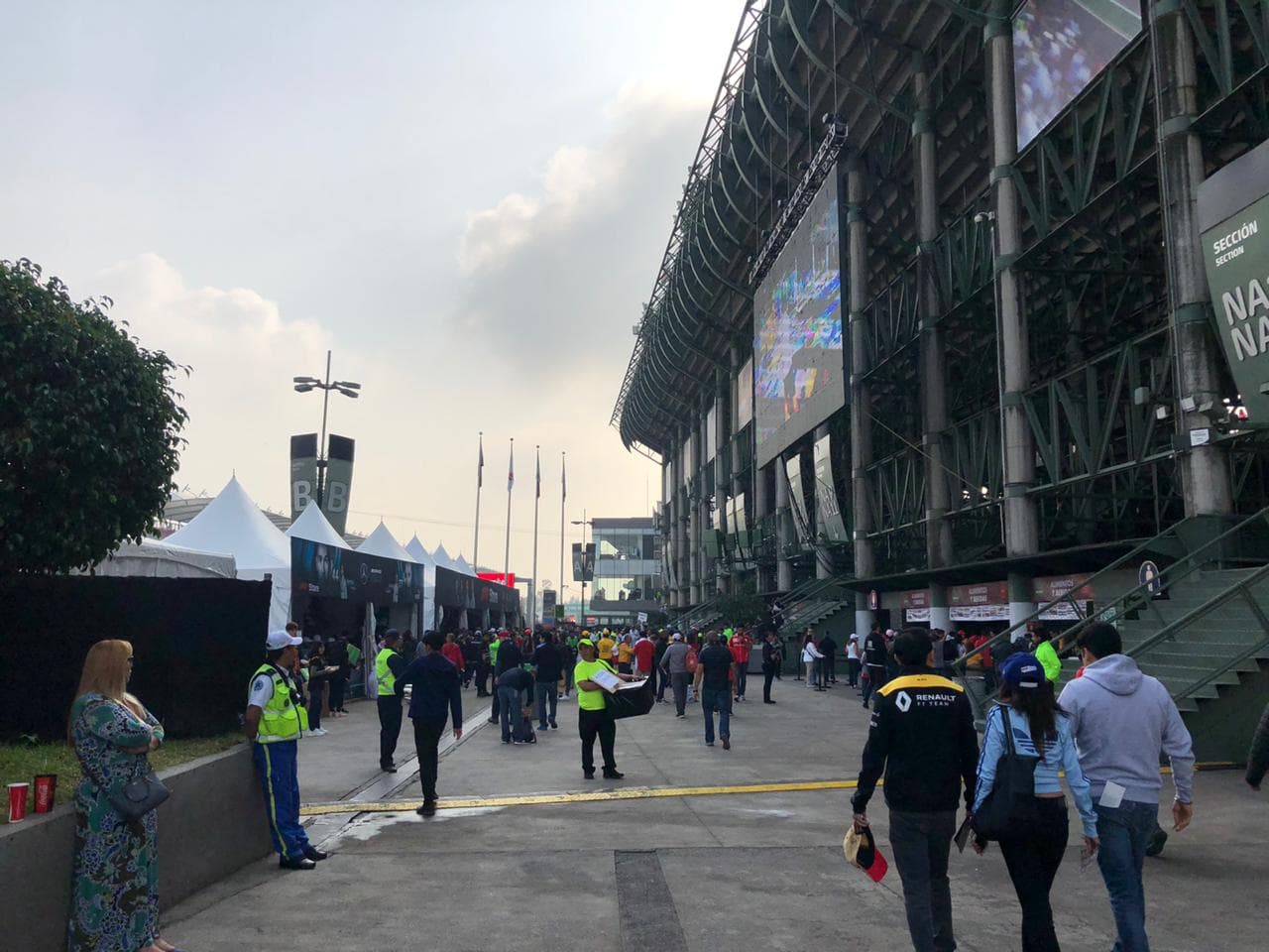 Aficionados conviven en familia previo al inicio de la Fórmula 1 en el Autódromo Hermanos Rodríguez.
