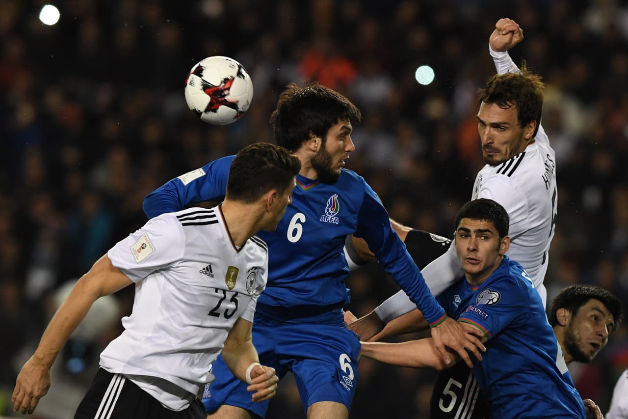 Un duelo aéreo entre Hüseynov (Azerbaiyán) junto a los alemanes Matt Hummels y Mario Gómez.