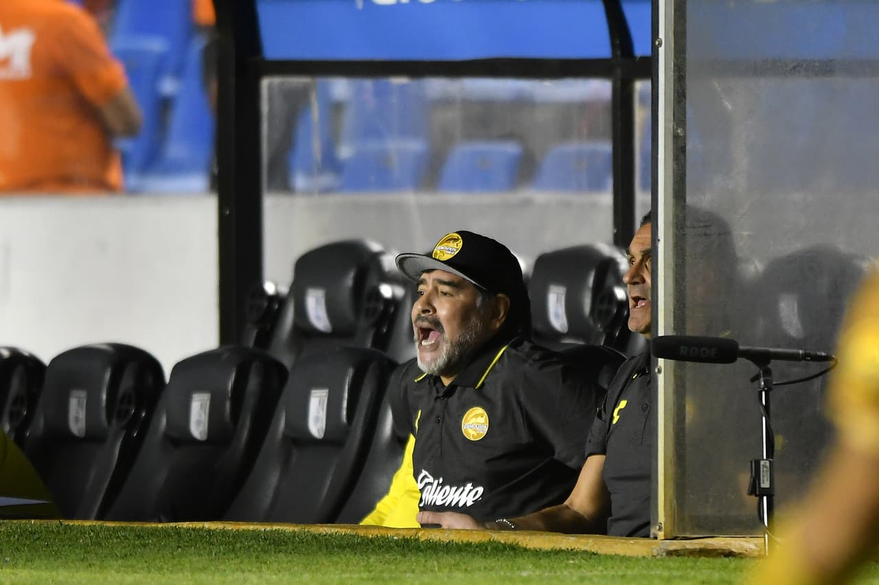 Maradona alentaba a los suyos para que en la recta final hicieran la hazaña de empatar en campo ajeno. Y tuvo una oportunidad más aunque no se logró.