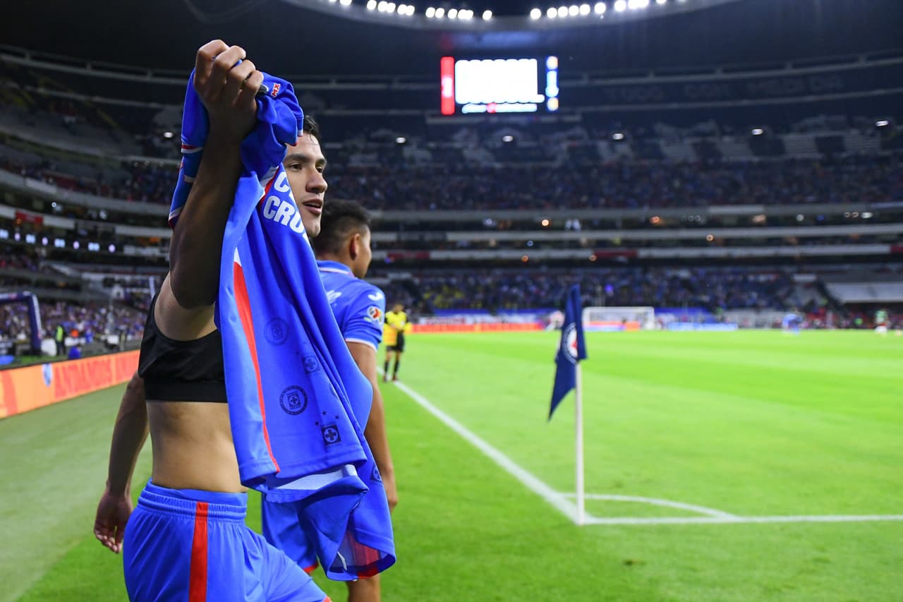 El Brujo olvidó su pasado en Chivas y mostró la camiseta de la Máquina a la afición.