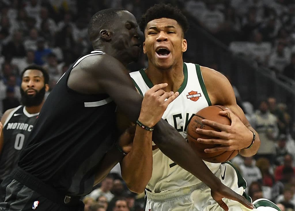 Giannis Antetokounmpo fue duramente marcado, aquí se aprecia a su excompañero el de Sudán del Sur Thon Maker, una razón también para no exponer al 'Greek Freak'.