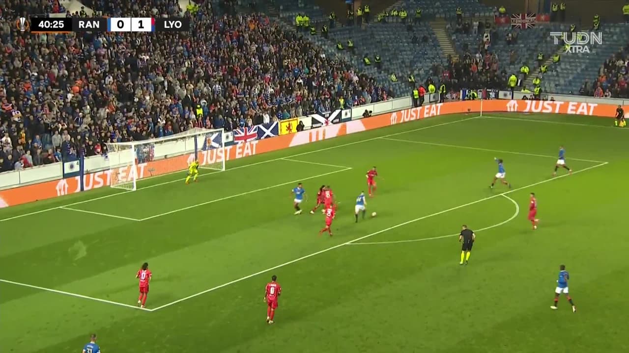 ¡TIRO ATAJADO! disparo por Ryan Kent.