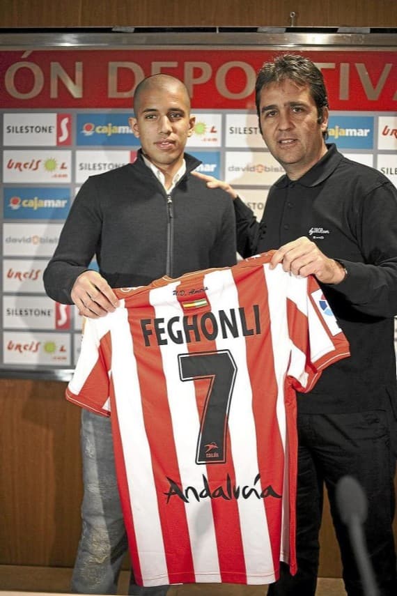 El argelino Sofiane Feghouli también lo sufrió. Al ser presentado por el Almería en el 2011 cuando llegó cedido del Valencia. La U la cambiaron por una N.