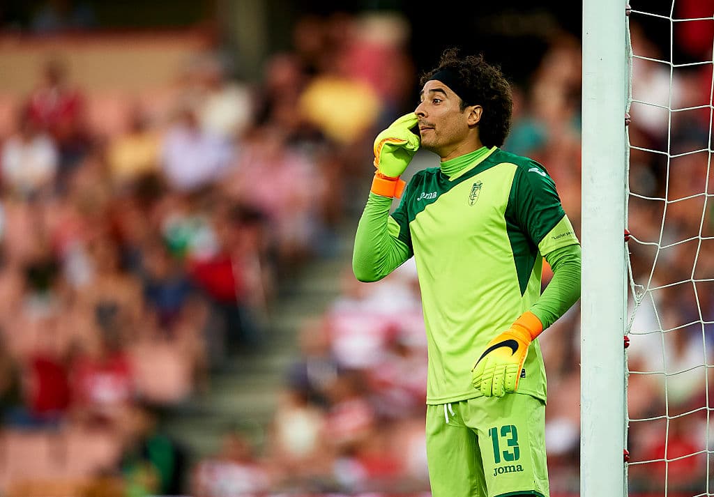 Guillermo Ochoa también sufrió dos goleadas con Granada contra dos equipos que no son tan tradicionales como Las Palmas y Eibar, pero que sí aprovecharon la mala campaña del equipo del mexicano.