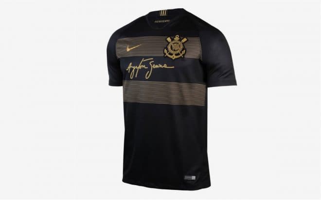 Por su parte, el Corinthians ha homenajeado a Senna en diversas ocasiones, hace unos años con una camiseta hermosa.