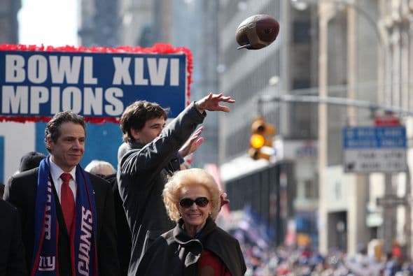 Tampoco se salvó Eli de lanzar pases en pleno festejo.