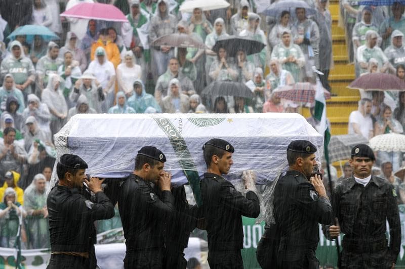 Uno a uno entraron los ataudes cubiertos de una bandera con el escudo de Chapecoense, blanca y verde, los colores del equipo.