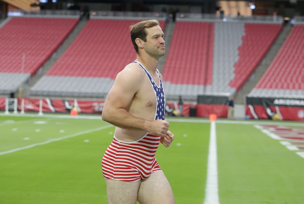 El backup de Arizona tuvo que pagar una apuesta entre quarterbacks y salir a calentar vestido así a la cancha del Twickenham Stadium previo al choque entre Cardinals y Rams en Londres. No es la primera vez que Stanton divierte en el warm up de los Cards.