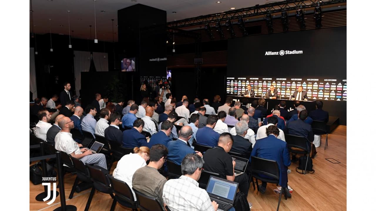 Un buen número de periodistas esperaban por Sarri, quien estuvo acompañado por Fabio Paratici, el Director Deportivo del equipo.