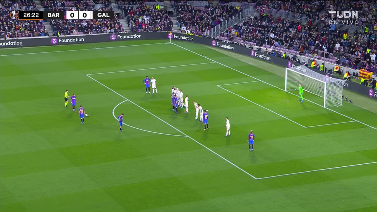 ¡TIRO ATAJADO! disparo por Memphis Depay.