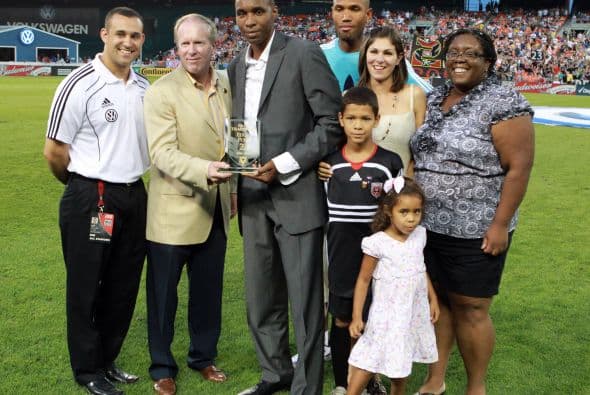 Previo al partido Eddie Pope fue homenajeado en su ingreso al salón de la fama.