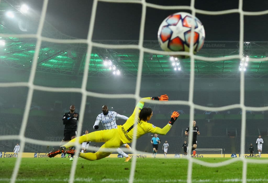 M’Gladbach cayó ante el Inter 3-2. Pléa (45+1’, 75’) marcó los goles para el cuadro alemán; Darmian (17’) y Lukaku (64’, 73’) hicieron los goles del conjunto de Conte. Nada está escrito en el cerrado Grupo B.