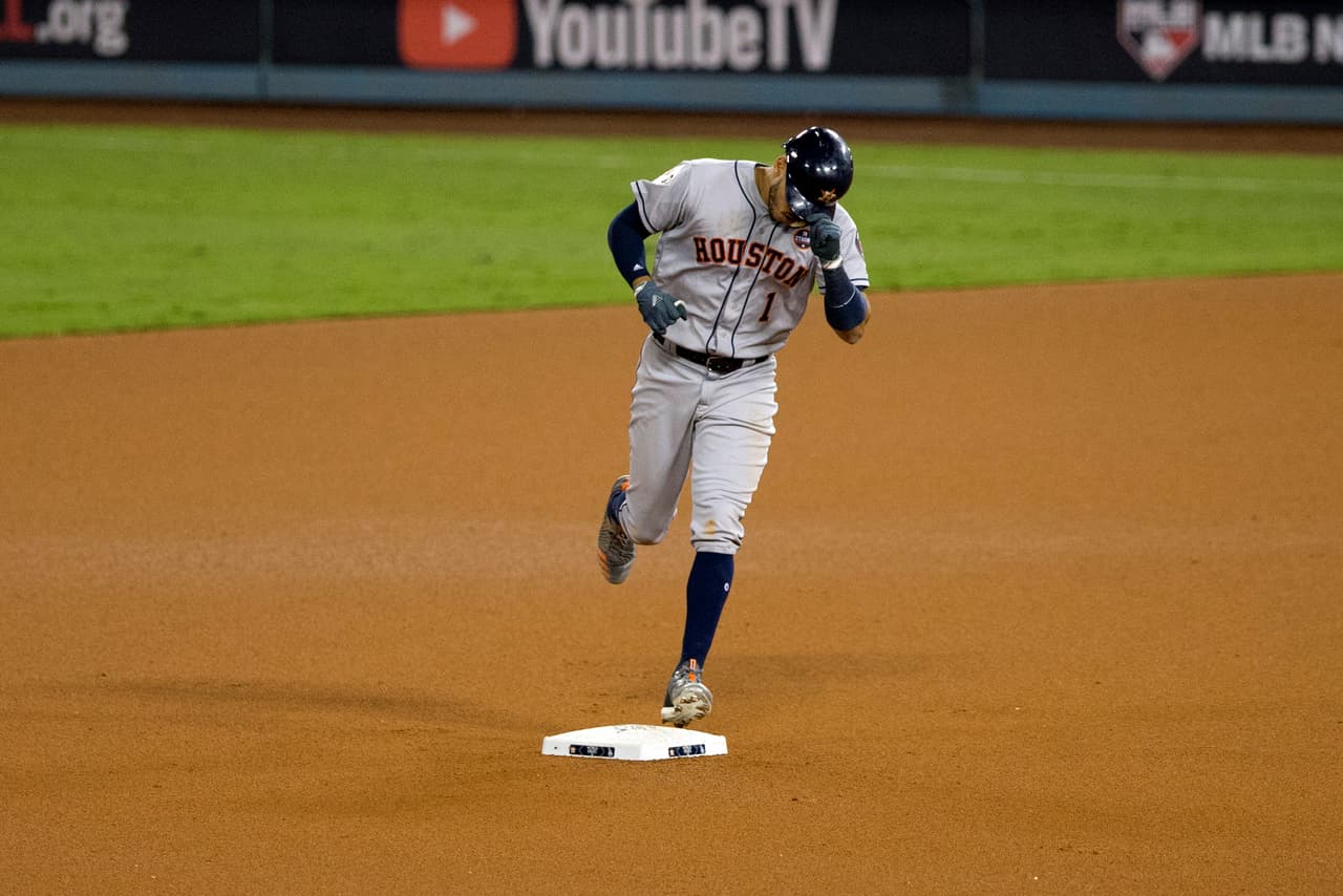¡Espalda con espalda! Carlos Correa también pegó de HR para que los Astros tomaran una ventaja que parecía definitiva. 5 - 3 tras 9 entradas y media.