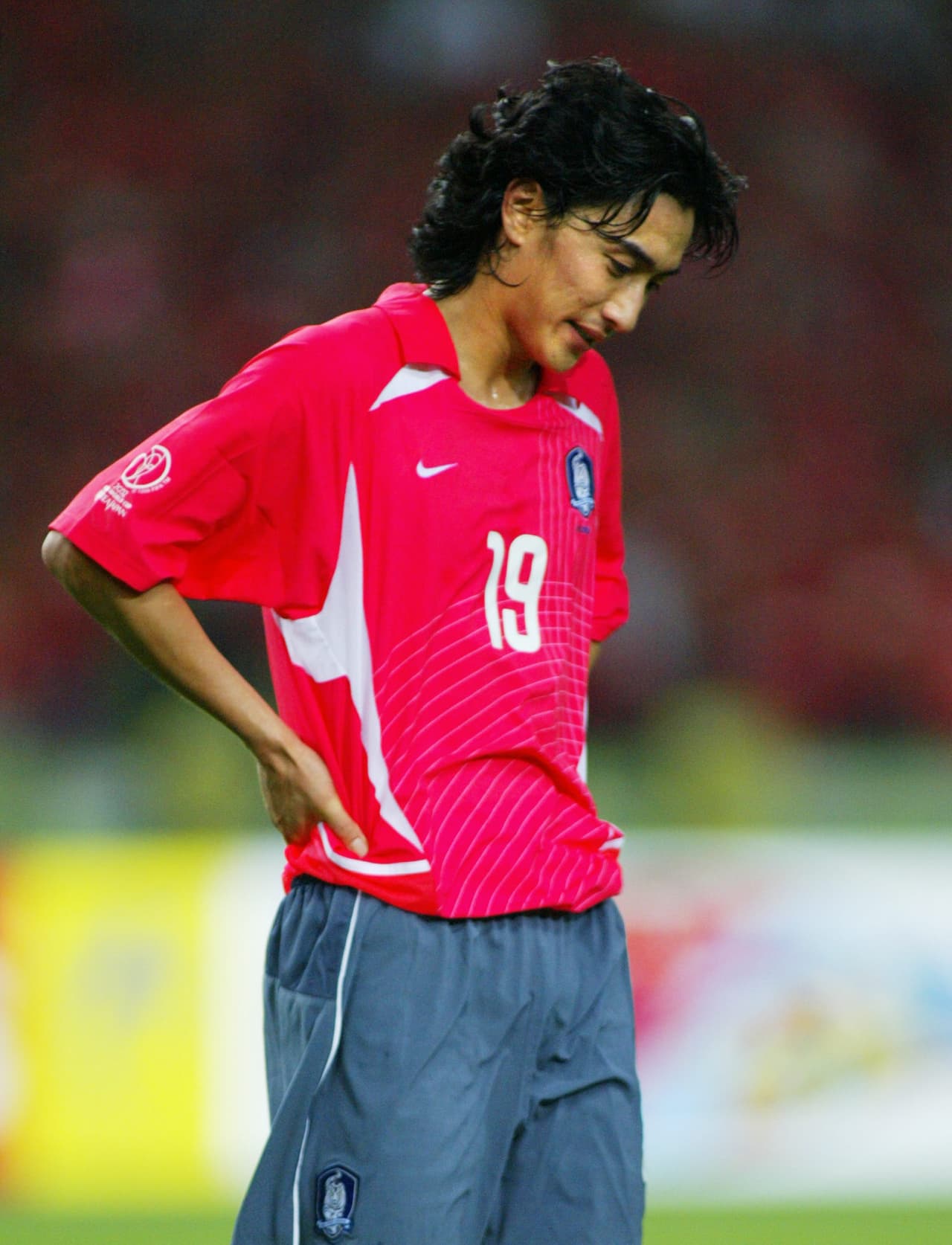 Sin embargo, tras el Mundial, la alegría le duró poco a Ahn ya que el presidente del Perugia, Luciano Gaucci, decidió no renovarla su contrato:
<b> "Cuando vino a jugar con nosotros no tenía ni para pagarse un sándwich. Se volvió rico sin hacer grandes cosas y ahora, en el Mundial, denigró el fútbol italiano. Que se vuelva a Corea a ganar 100 liras (5 centavos de dólar) por mes”</b>, fueron las duras palabras del dirigente.