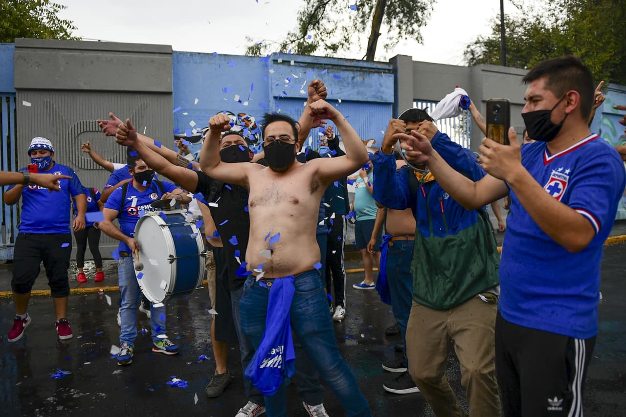 Algunos aficionados de la Máquina del Cruz Azul hicieron un pequeño viaje desde ecatepec para apoyar a sus futbolistas minutos antes de que inicie el clásico joven.