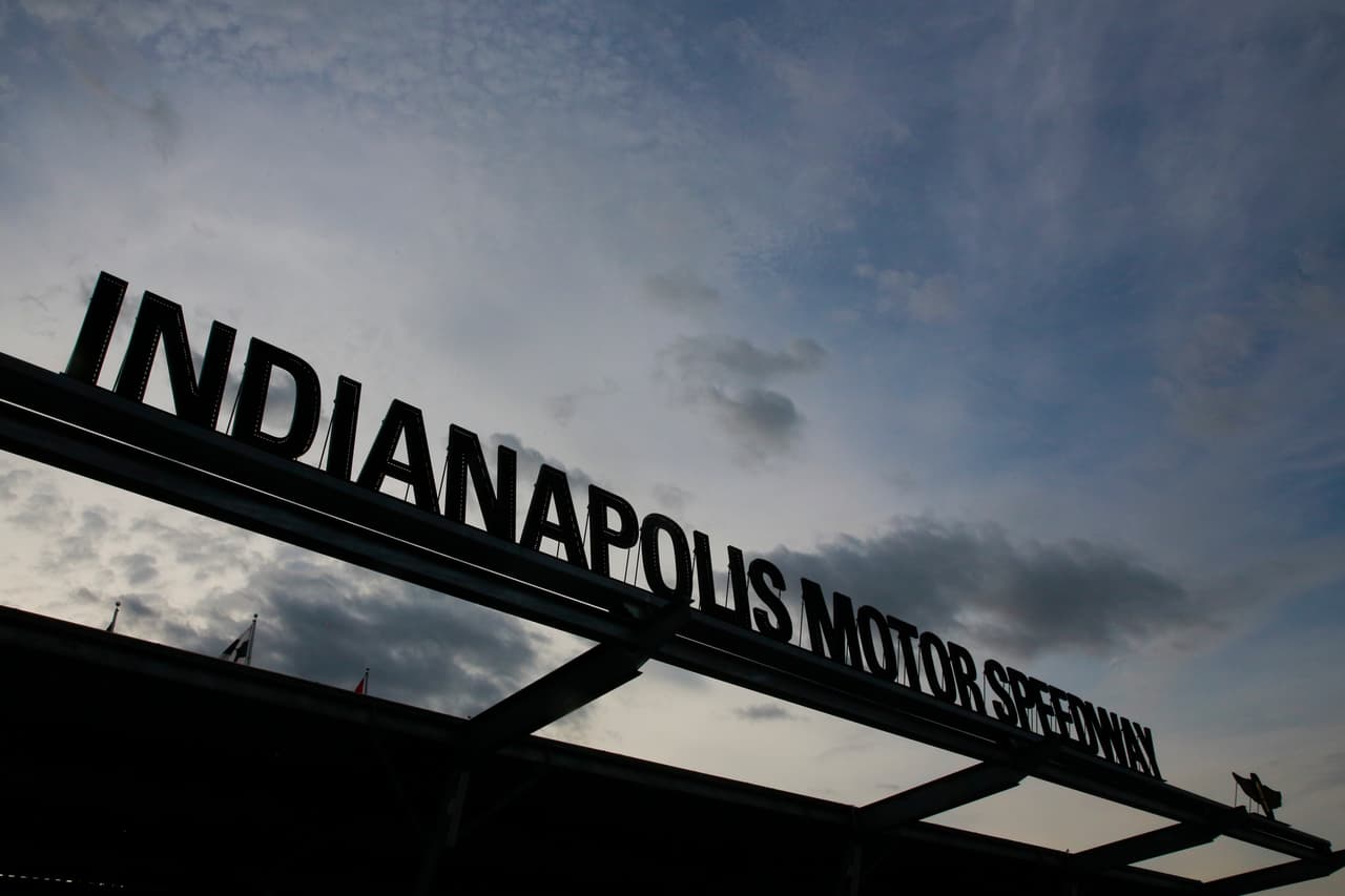 Celebridades como Matt Damon y Christian Bale fueron parte de la multitud de fanáticos que prendieron la fiesta de la Indy 500, competencia de la Indycar Series que vive su edición 103, siendo la de más historia en los deportes a motor.